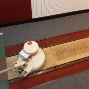 Poliermaschine reinigt Kegelbahn – vorher/nachher Vergleich